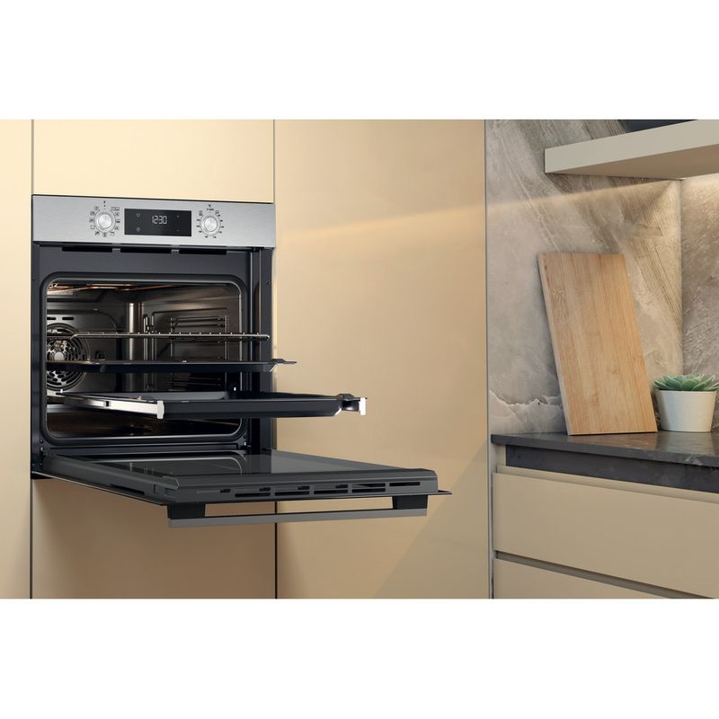 Whirlpool Horno Encastre OMK58HU1X Eléctrico A + Lifestyle perspective open